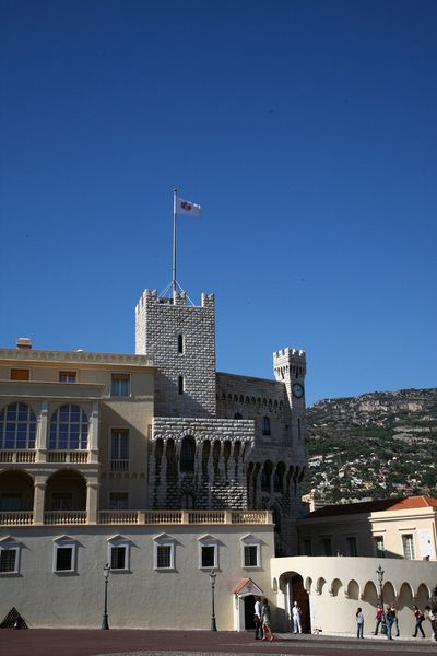 The Castle was actually pretty boring from the outside ... as castles go. Maybe because he's only a Prince, not a King! The section on the right looked to be the original castle, but the rest had that '1960 Modern' look to it.